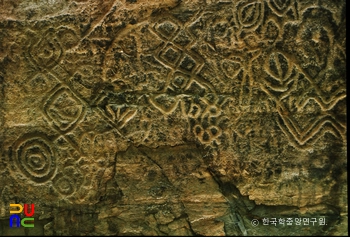 울주 천전리 각석 문양 세부입니다.