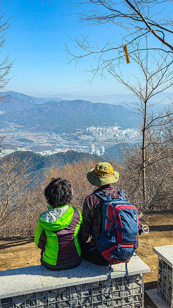 문수산 정상에서 바라본 치술령 방향 산자락입니다.