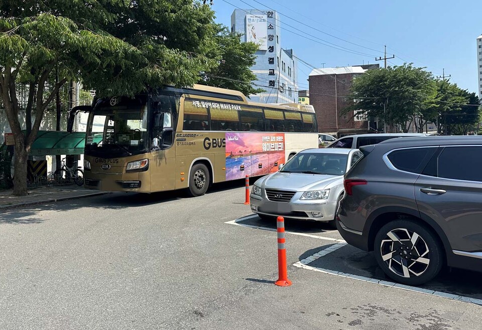 옥류천 공영주차장 주변의 주차 상황을 보여주는 사진입니다.