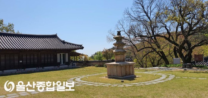 울산 동축사 건물과 주변 전경입니다.