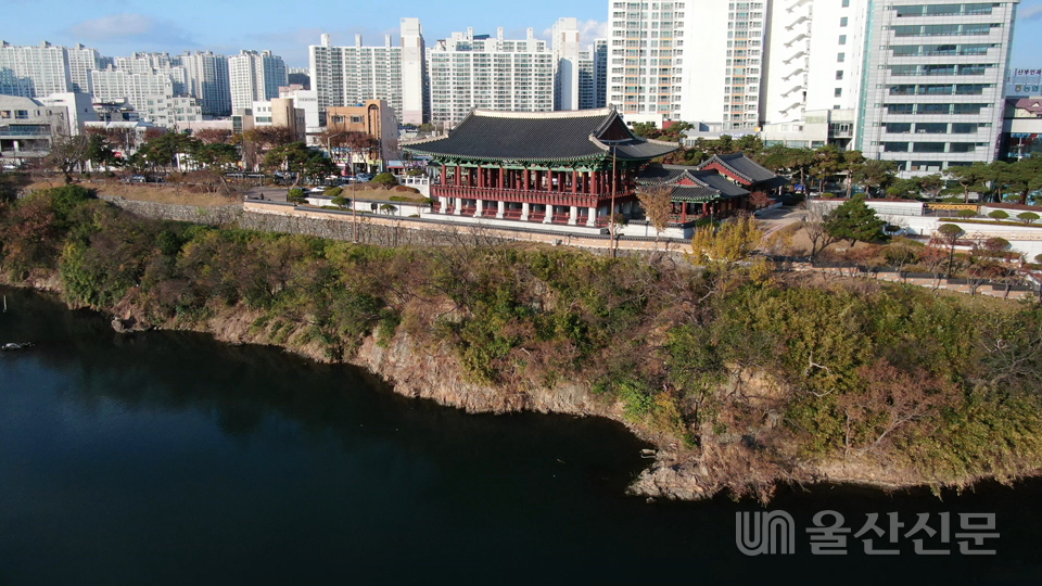 2014년 복원된 태화루의 모습입니다.
