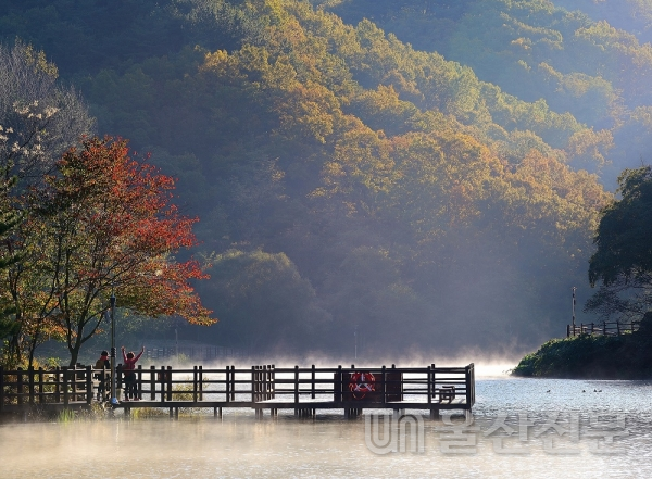 Reading the name of patriot Park Sang-jin along the 3.6 km waterside trail at Ulsan’s Songjeong Park Sang-jin Lake Park