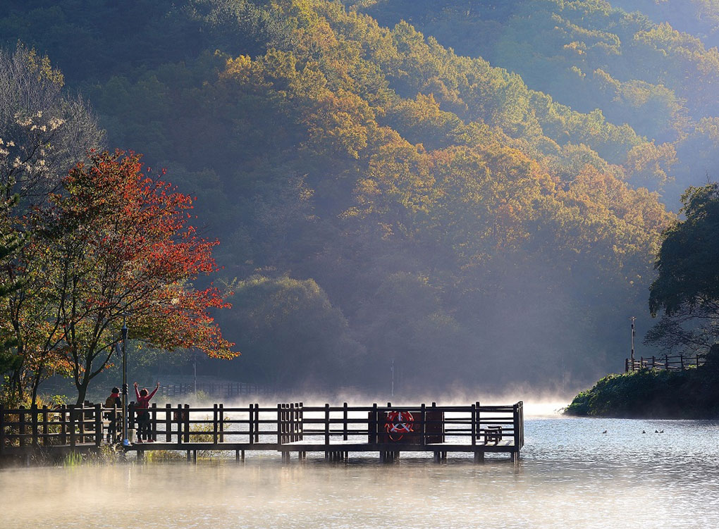송정박상진호수공원에서 산을 바라보며 걷는 모습입니다.