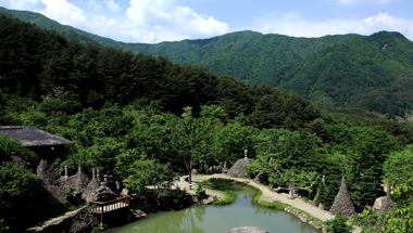 지리산 청학동 골짜기에 쌓인 돌탑과 배달성전, 하동 삼성궁