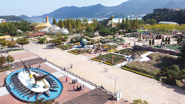 From the 1592 Naval Battle Site to the Dinosaur Exhibition Hall: A Route through Danghangpo Tourist Site in Goseong