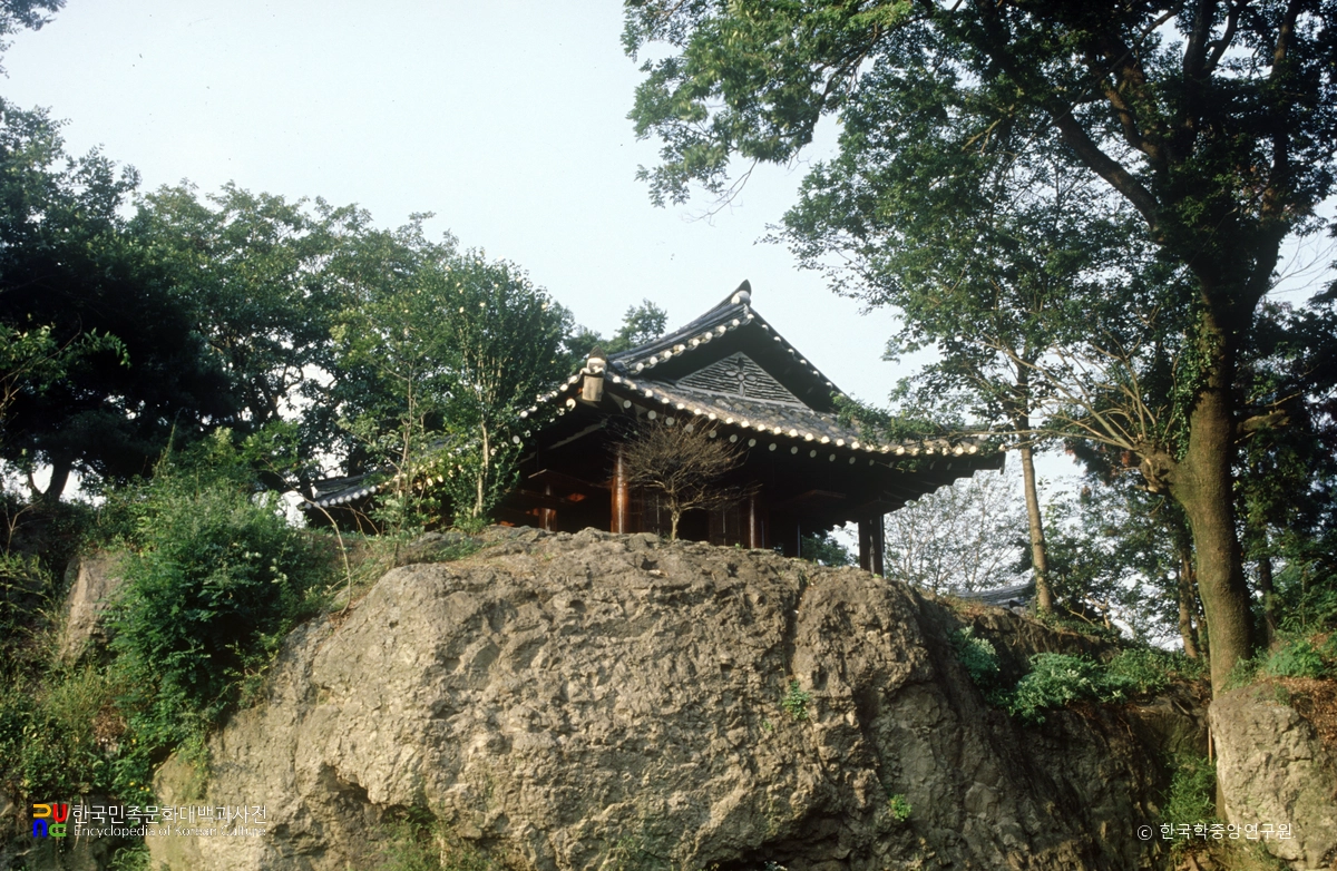 The Hipped-and-Gabled Roof over the Pond and May’s Falling-Flower Fireworks: Day and Night at Haman Mujinjeong