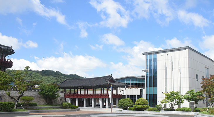 From Seongtoeheon to a 10,209㎡ Hanok Courtyard: A 90-Minute Guide to Changwon House