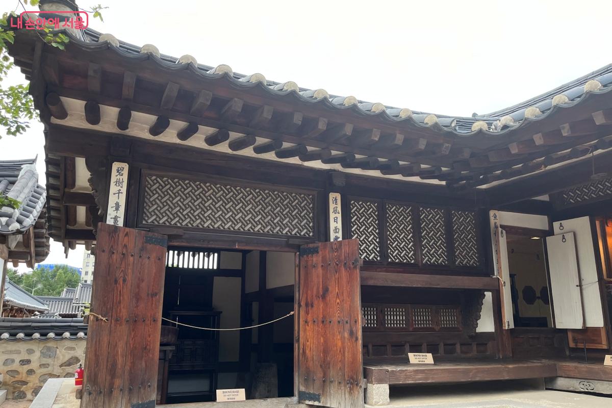 문살무늬와 난간 조각이 보이는 이승업 가옥입니다.
