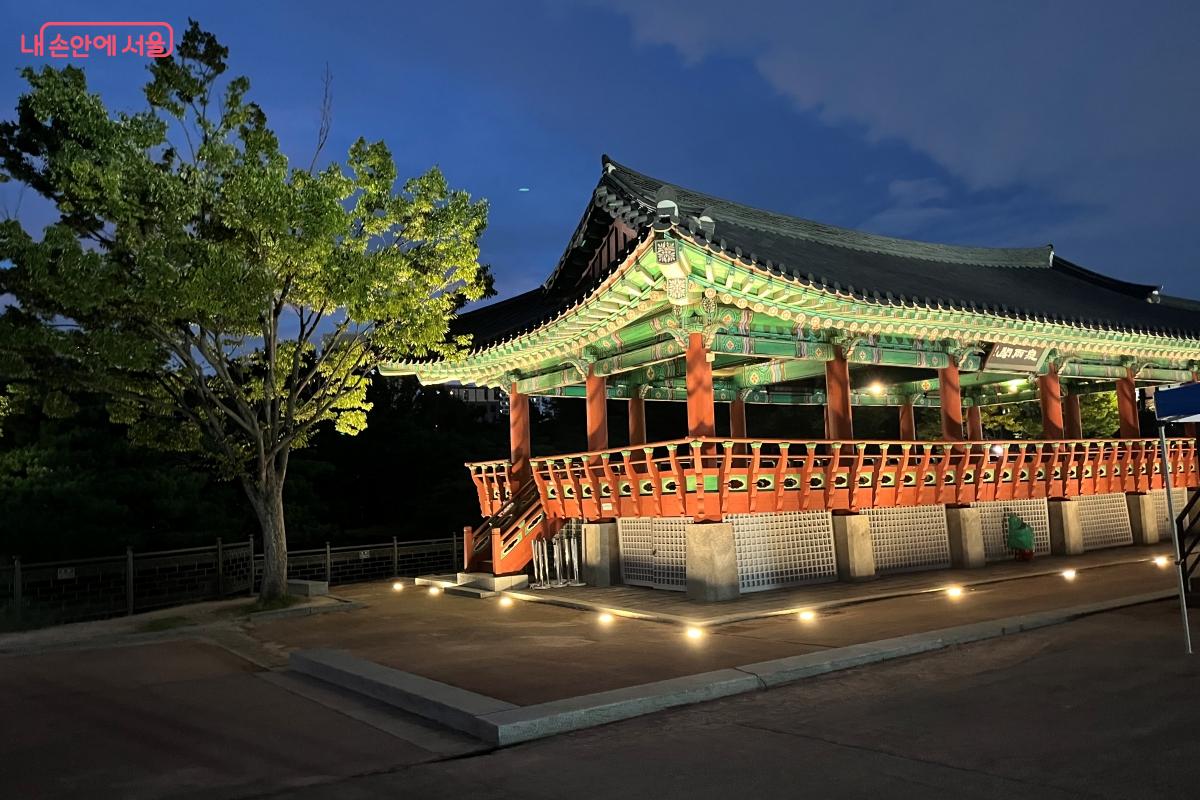 천우지 옆에 자리한 정자 천우각입니다.