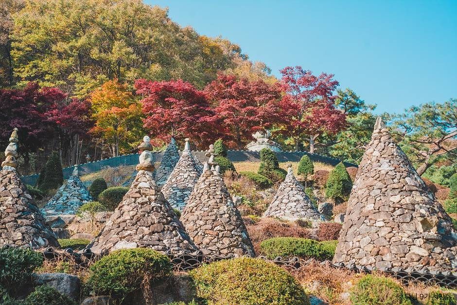 와우정사 조형물 전경