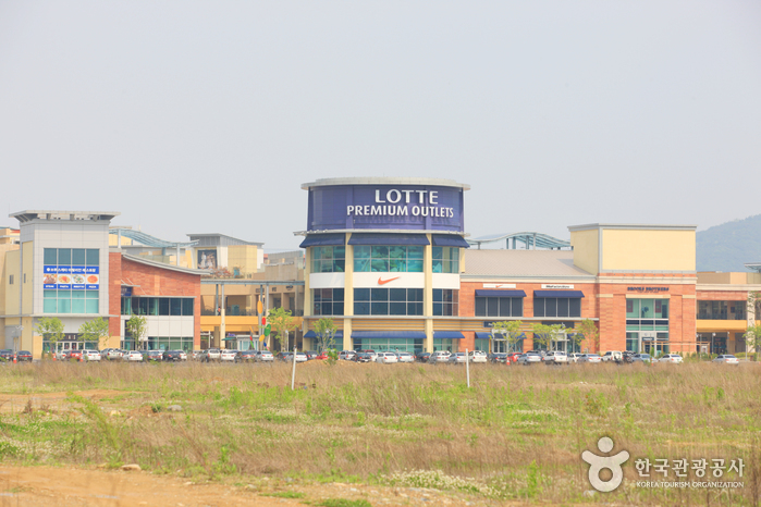 An open-air shopping route in Sinmun-ri, Jangyu, opened in December 2008