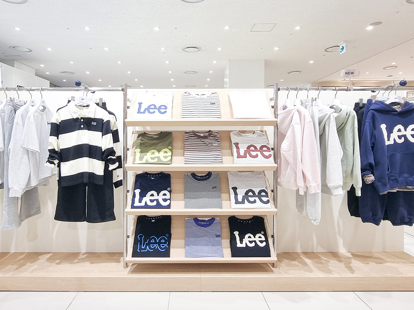 롯데프리미엄아울렛 김해점 내 Lee 키즈 매장 사진입니다.