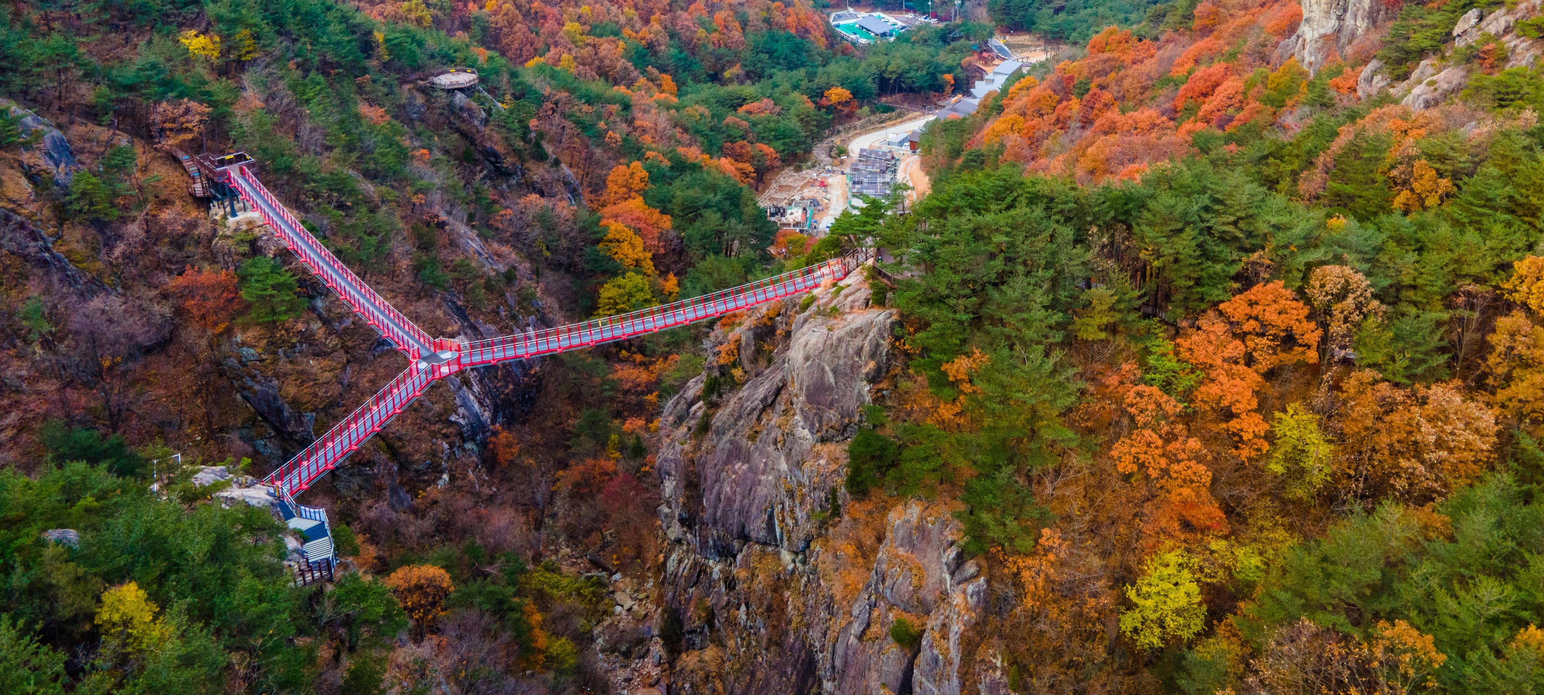해발 620m 협곡을 세 갈래로 잇는 거창 우두산 Y자형 출렁다리