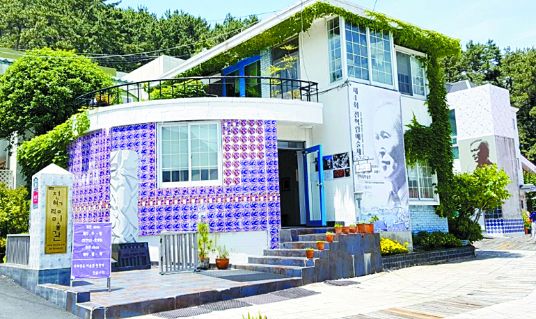 45 Minutes Reading Jeon Hyuck-lim’s Tongyeong Sea through the Bongsugol Tile Mural