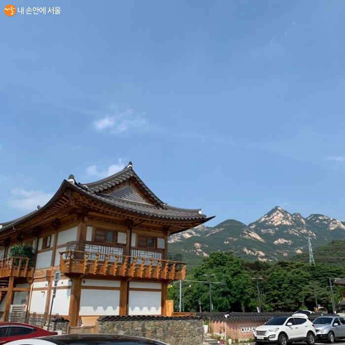 How to Walk Eunpyeong Hanok Village, a 2014 New Hanok Residential Area Beneath Bukhansan