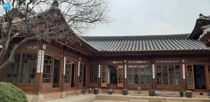 The Three Owners of Baek In-je House and Its Men’s Quarters on a Bukchon Hill Since 1913