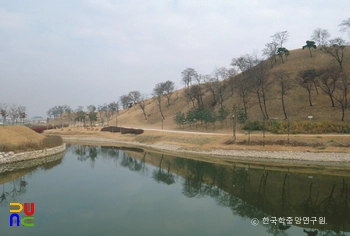 몽촌토성 성벽과 해자입니다.