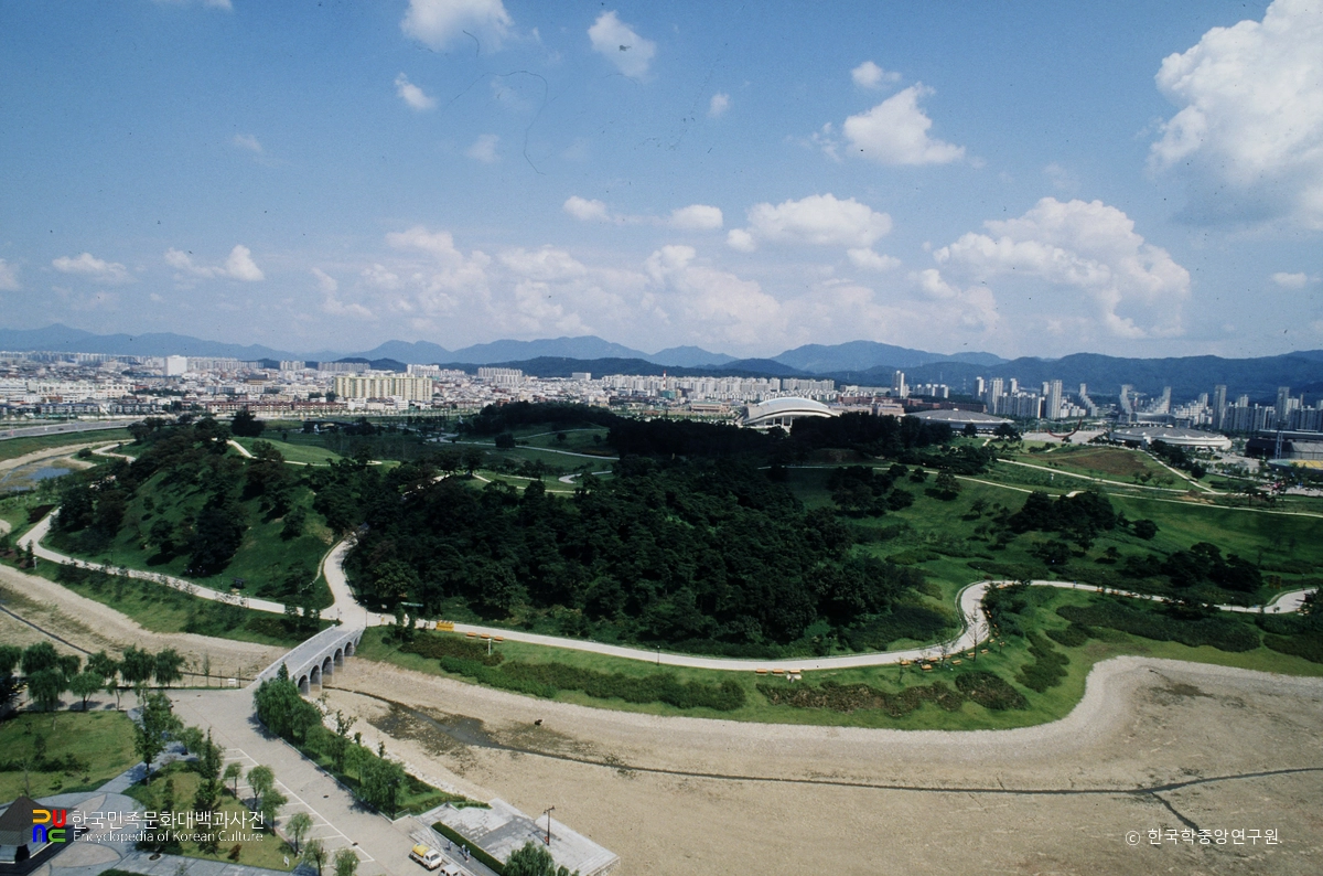 서울 몽촌토성 전경입니다.