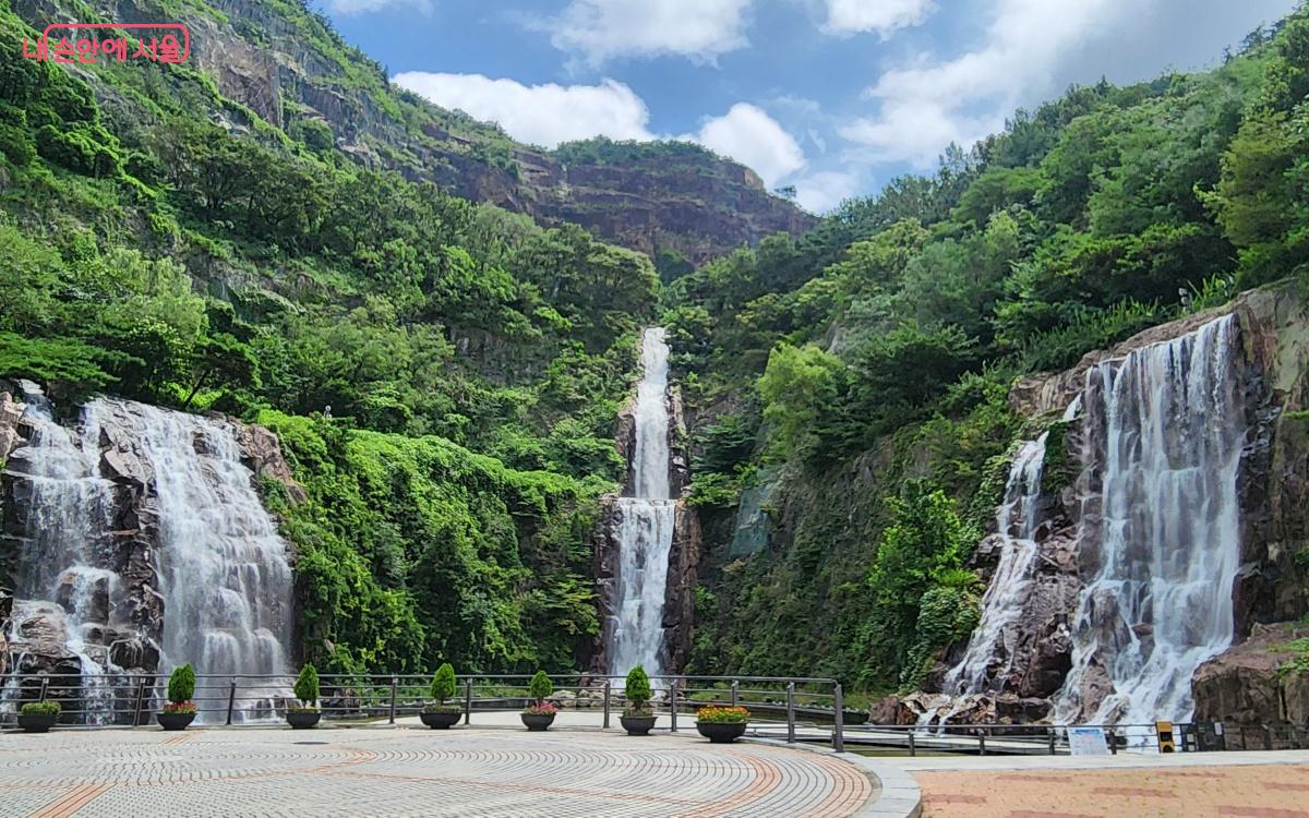 Jungnang-gu’s Yongma Waterfall Park, Where a Quarry Cliff Became a 51.4-m Waterfall
