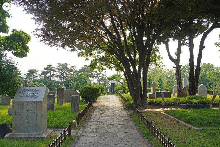 Yanghwajin, Begun with Heron’s Burial in 1890: A Modern History Cemetery 200 m from Exit 7 of Hapjeong Station
