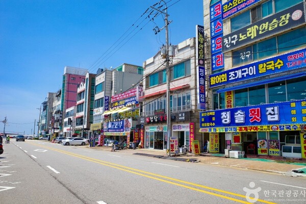 수산시장과 조개구이집이 늘어선 오이도항 먹거리 거리