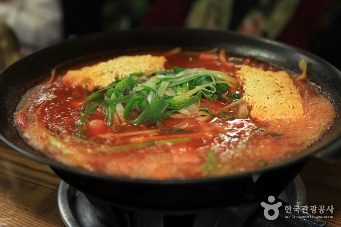 테이블 위에 차려진 의정부식 부대찌개