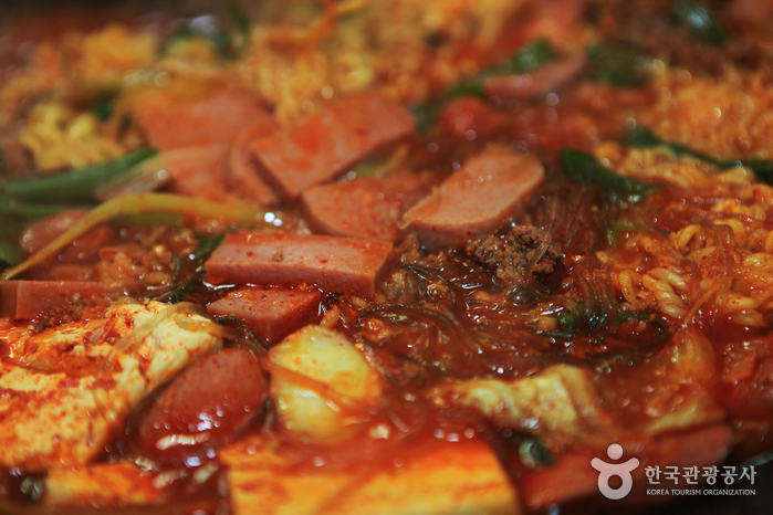 부대찌개와 함께 나오는 밑반찬 상차림