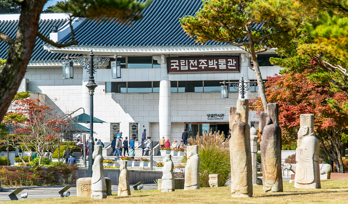 국립전주박물관 전시실 내부에 전시된 유물들