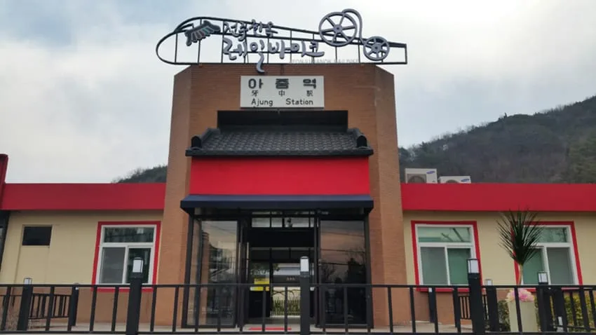 전주한옥레일바이크를 탑승하는 방문객들의 모습