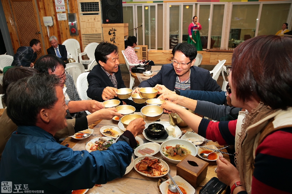 전주 막걸리촌의 원조인 삼천동 막걸리 골목을 설명하는 사진입니다.
