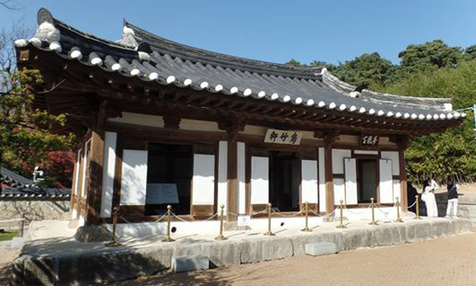 Reading about Shin Saimdang and Yulgok Yi I beside the black bamboo at their Gangneung home
