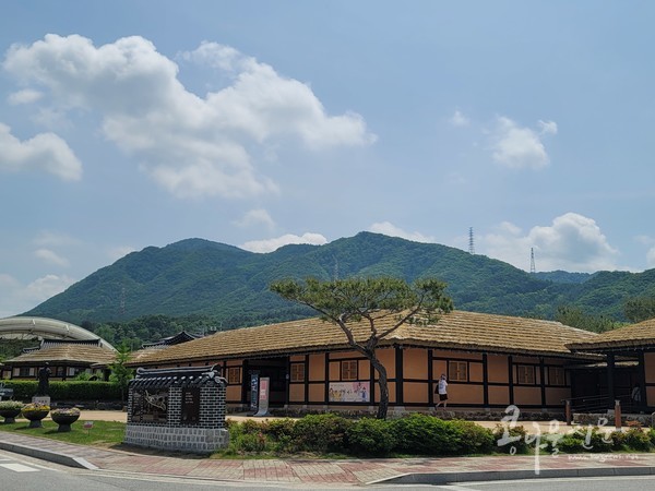 김유정문학촌 입구의 낭만누리와 뒤편 금병산입니다.