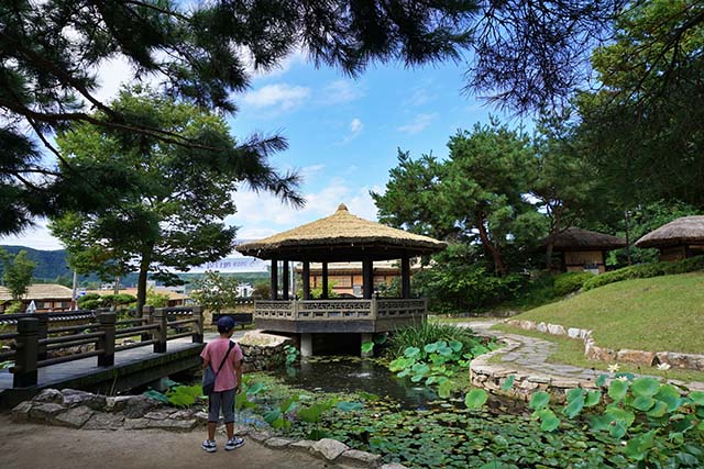 김유정 생가 앞에 조성된 연못과 정자입니다.