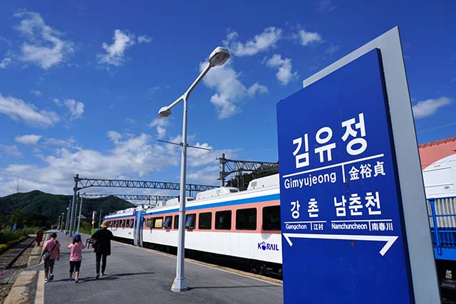 김유정문학촌은 김유정역에서 도보로 접근할 수 있습니다.