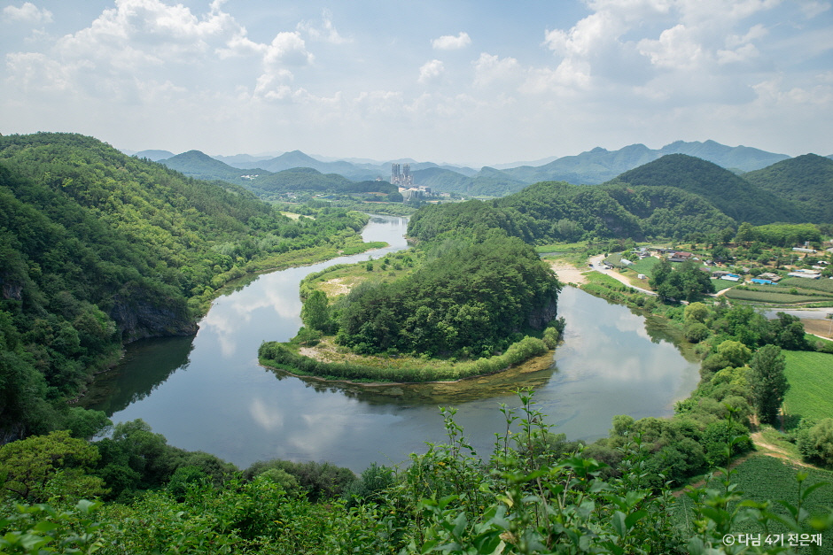 How to Understand Yeongwol’s Korean Peninsula-Shaped Terrain, Formed as the Seogang River Wraps Around Three Sides—and Oganjae Observatory