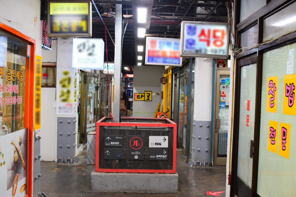 미로예술시장의 철골 기둥과 이정표입니다.