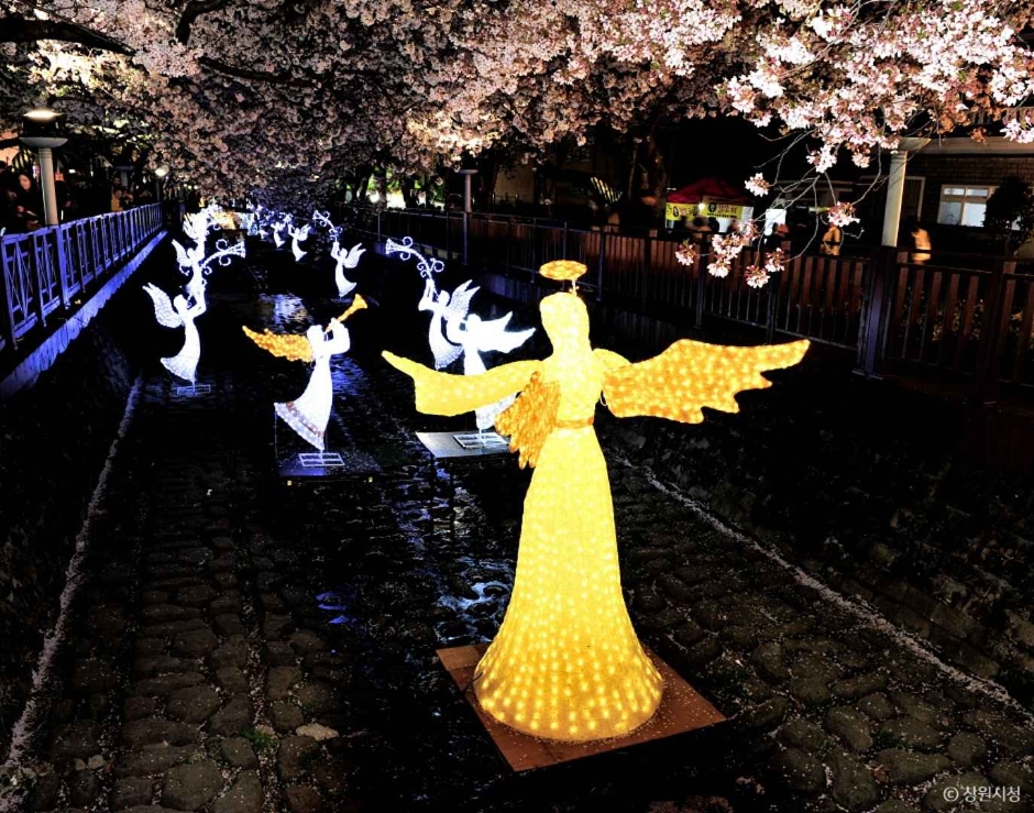 Yeojwacheon Romance Bridge, named after a drama scene and Jinhae’s 1.5 km cherry blossom road