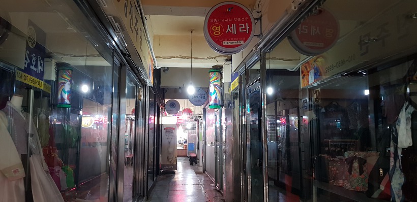 진주중앙시장 점포가 이어진 통로입니다.