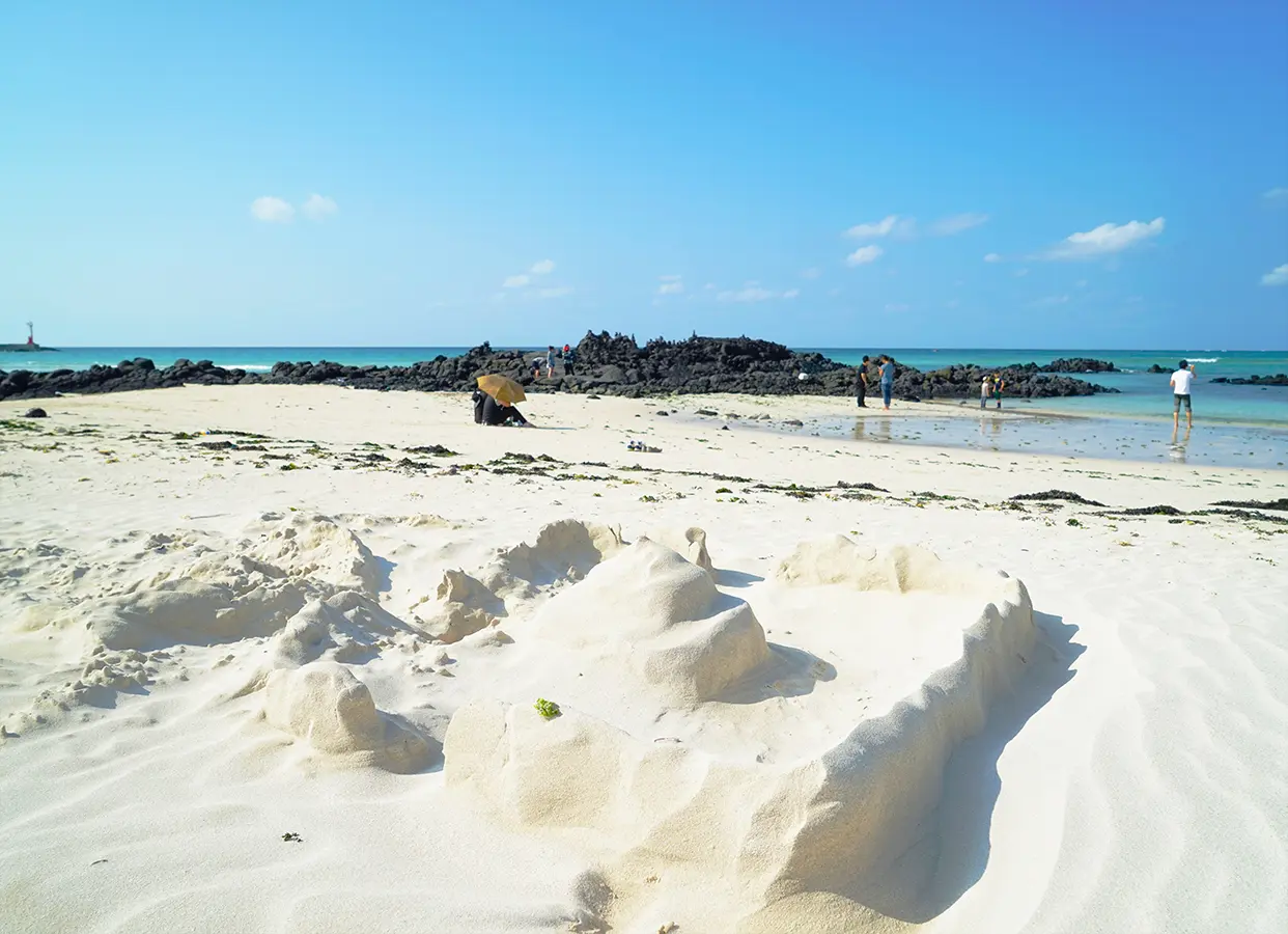How to Read Gimnyeong Seonsegi Beach: Sand Accumulated on Lava Flat Rocks