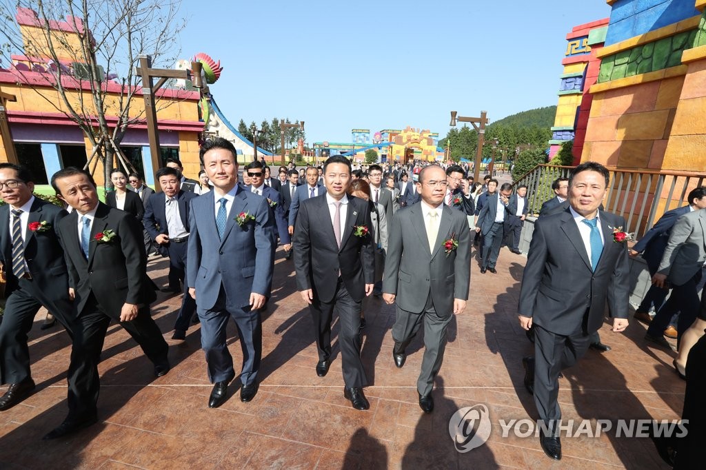 신화테마파크 개장 당시 시설을 둘러보는 모습입니다.