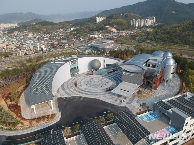 외계행성으로 출발하는 밀양의 4층 우주 기지