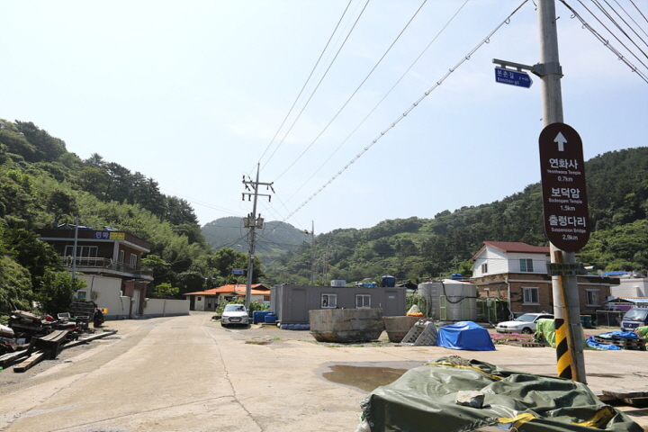 연화사와 보덕암, 출렁다리 방향을 알리는 연화도 이정표입니다.
