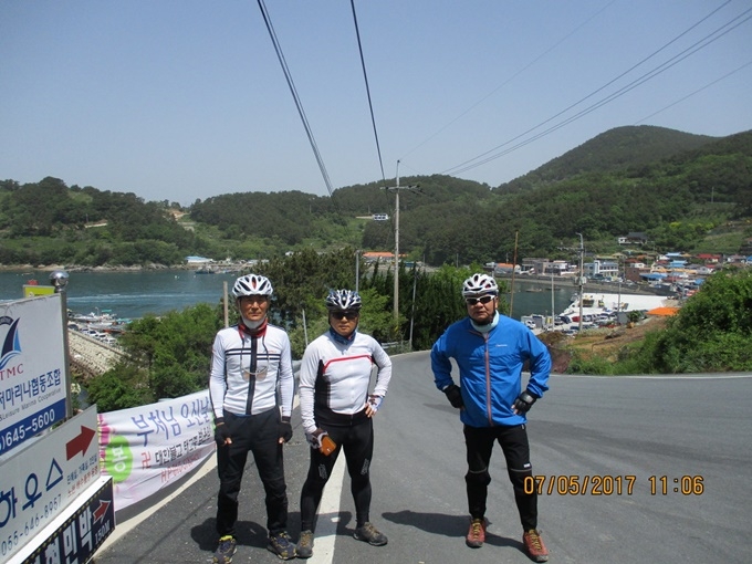 How to Walk Along Tongyeong Canal, the 1,420 m Waterway Separating Mireuk Island from Downtown Tongyeong