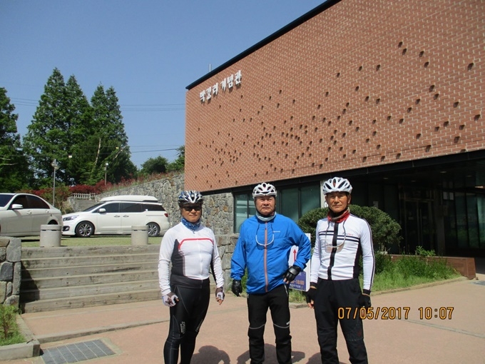 통영의 해안과 운하 주변 풍경을 담은 사진입니다.