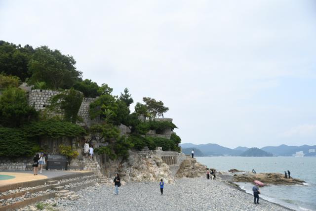 장목면 복항마을 해안에 자리한 매미성입니다.