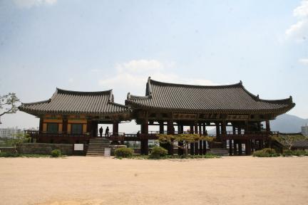 밀양강 절벽 위에서 읽는 1844년 영남루의 네 채 누각