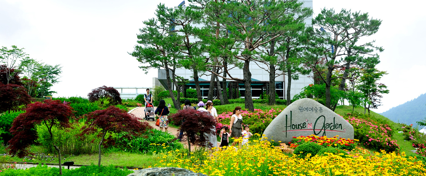 Namhae Garden Art Village Created by 20 Horticultural Artists: A 50,000-Pyeong Garden Community Next to German Village