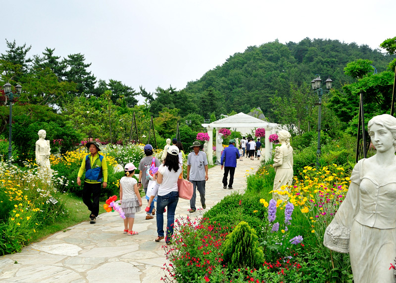 남해 원예예술촌의 산책 공간입니다.