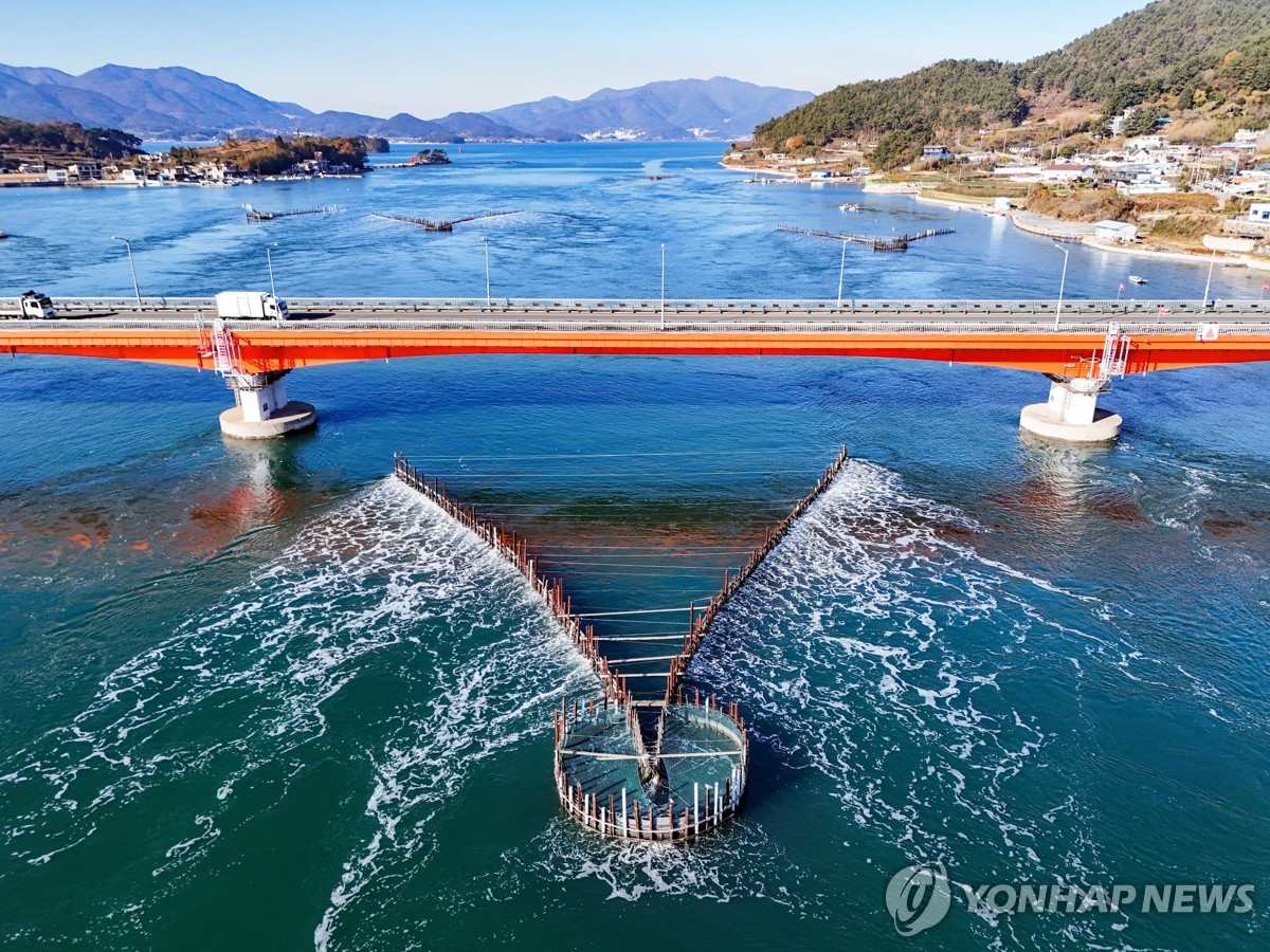 지족해협 죽방렴 전경입니다.