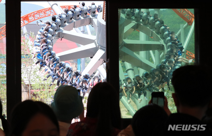 롯데월드 어드벤처 부산의 대형 어트랙션을 이용하는 모습입니다.